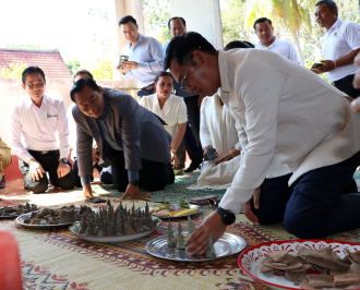 Champasak Party Secretary Visits Newly Discovered Ancient Buddha Images at Ban Vernkhao